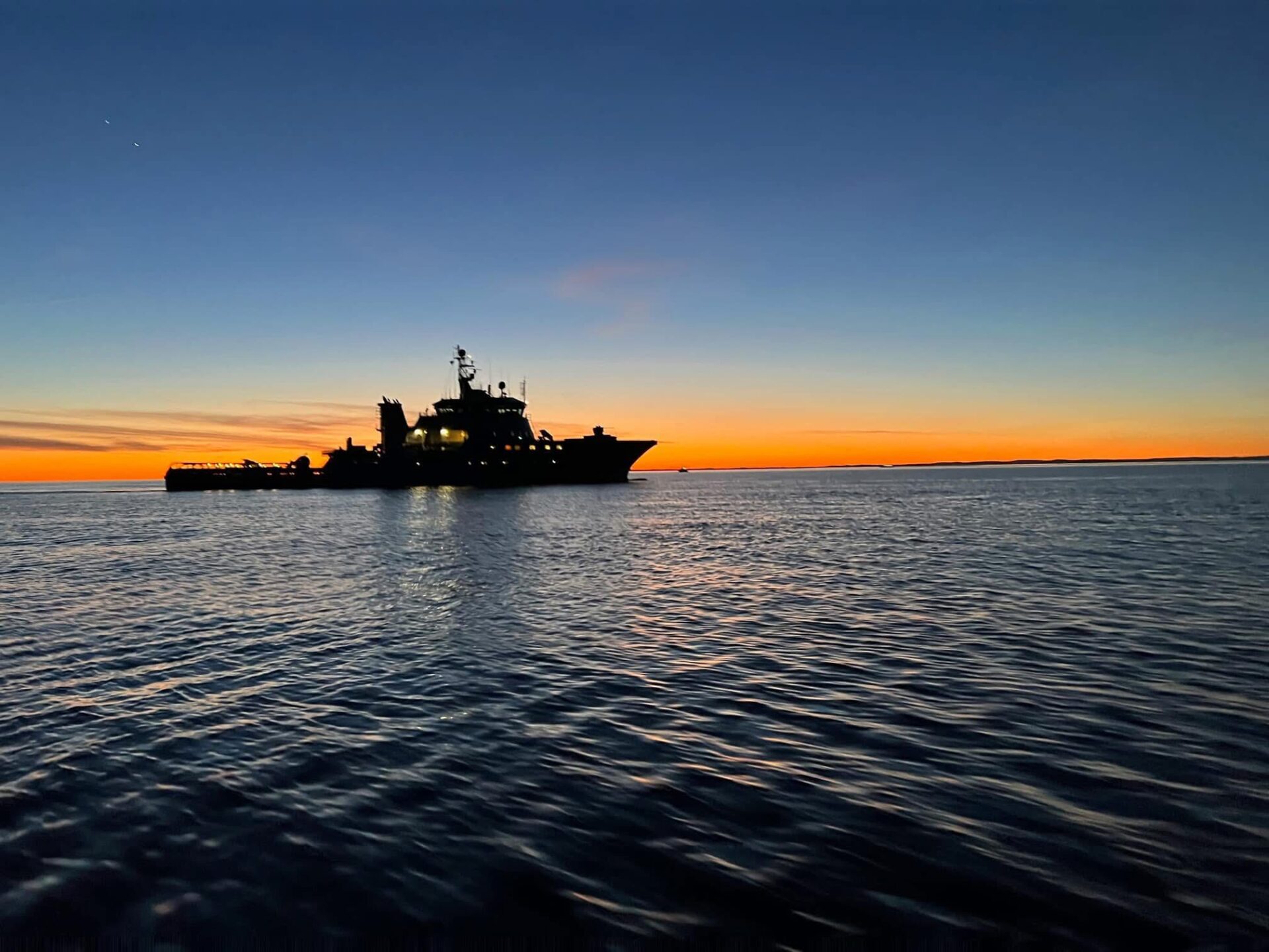 skip i solnedgang